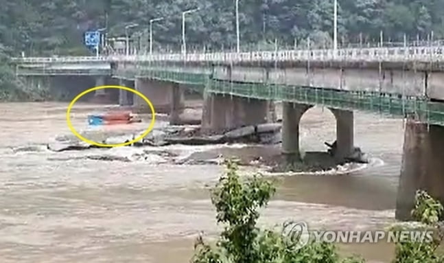 선박 전복사고 목격자 "경찰정 먼저...구조간 고무보트 같이 침몰“