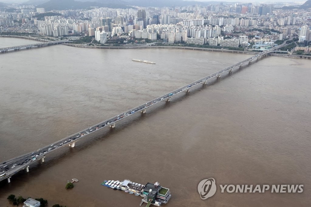 한강 수위 상승에 서울 도로 온 종일 통제…차량 정체 극심