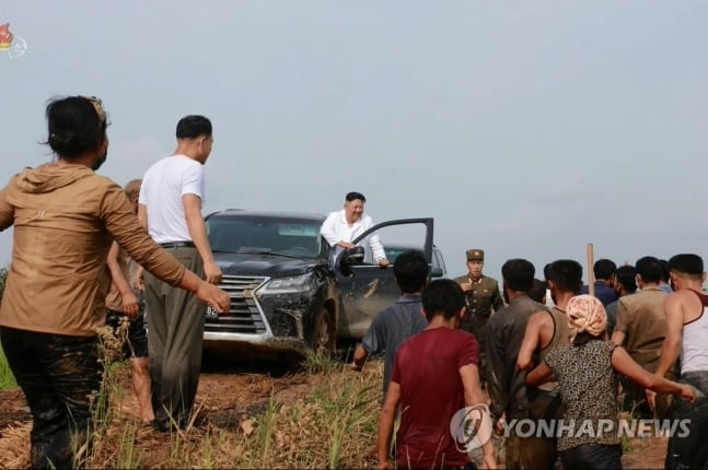 수해 현장에 나타난 렉서스SUV…운전석에 北 김정은