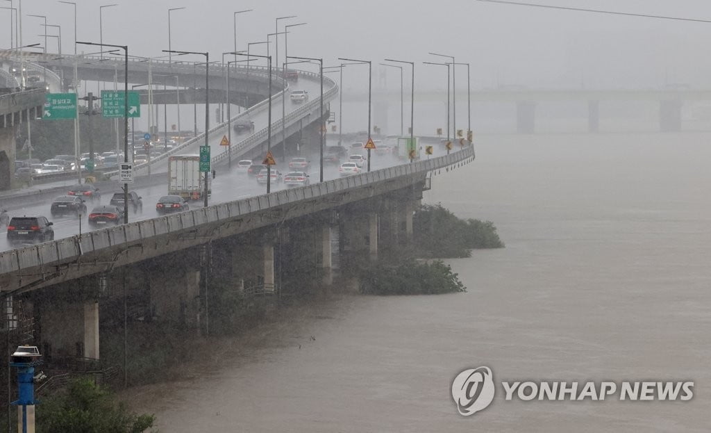 서울 출근길 비상…주요도로 통제로 지하철·버스 늘려