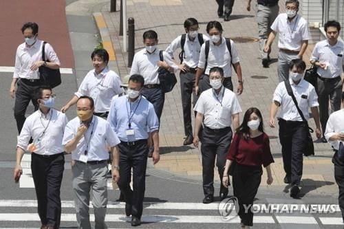 日확진자 5만명 육박 불구 아베 "긴급사태 선언 피해야"