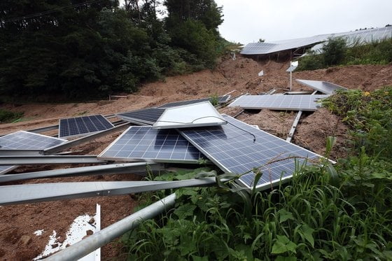 8일 충북 제천시 대랑동 태양광 설비가 산사태로 파손됐다. (사진제공: 연합뉴스)