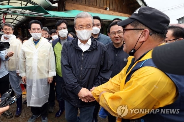 김종인, 文대통령 겨냥 “부동산 시장 감독기구, 아무 소용 없다”