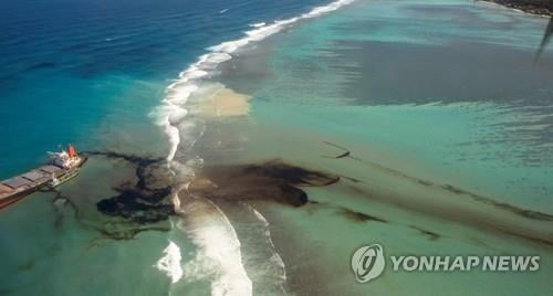 모리셔스 좌초 일본 유조선, 두 동강 위기…"상황 매우 심각"