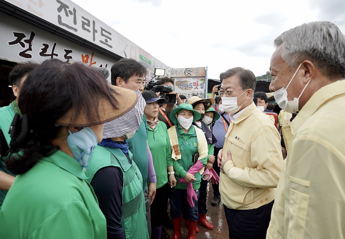 화개장터 찾은 문 대통령