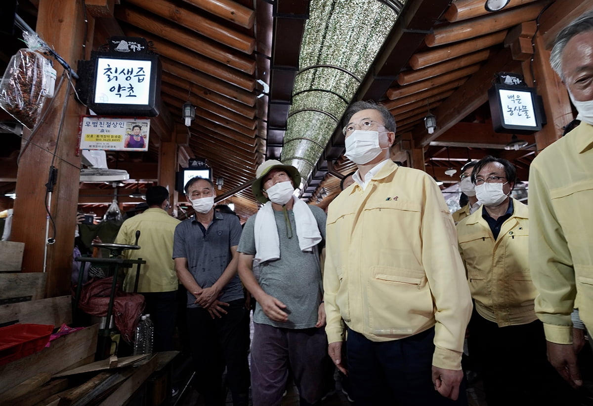 문 대통령, `767km 강행군` 수해 상황 점검…김정숙 여사 `깜짝` 봉사