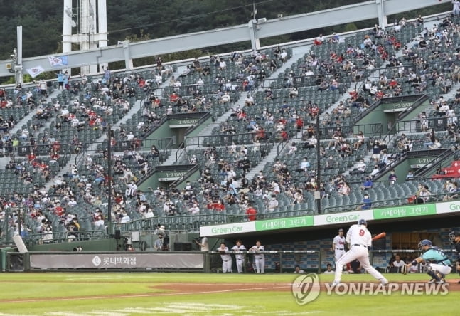 거리두기 2단계 올리면…프로야구·클럽 입장 또다시 중단