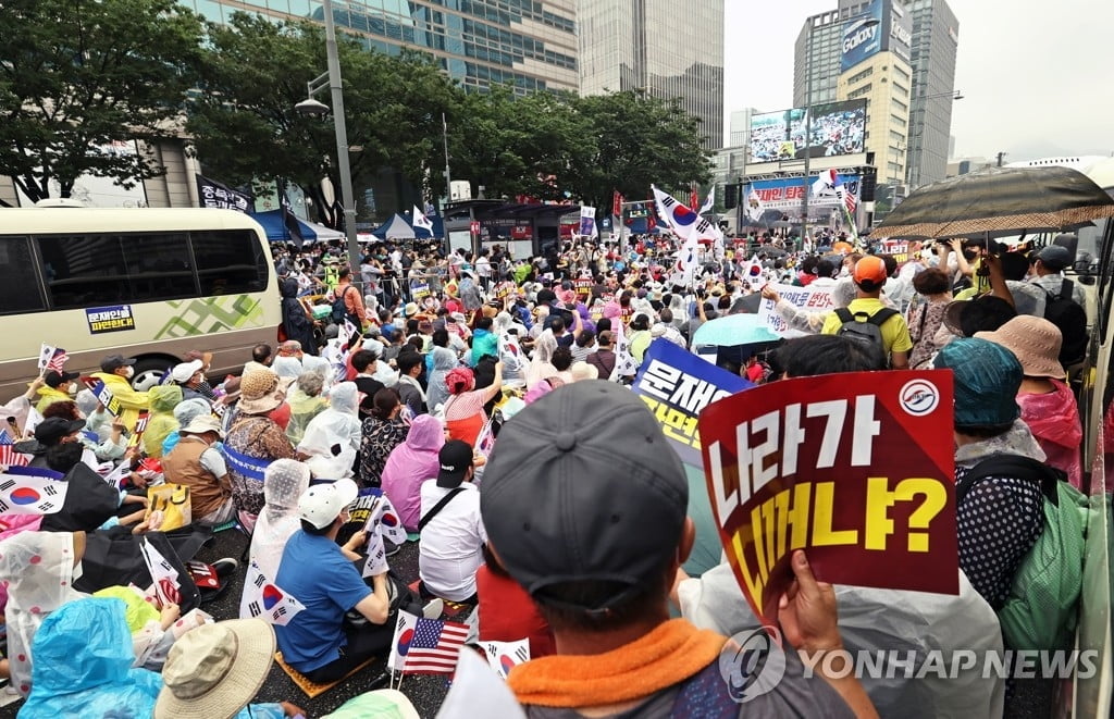 대규모 광복절집회 강행…폭력·해산불응 30명 체포