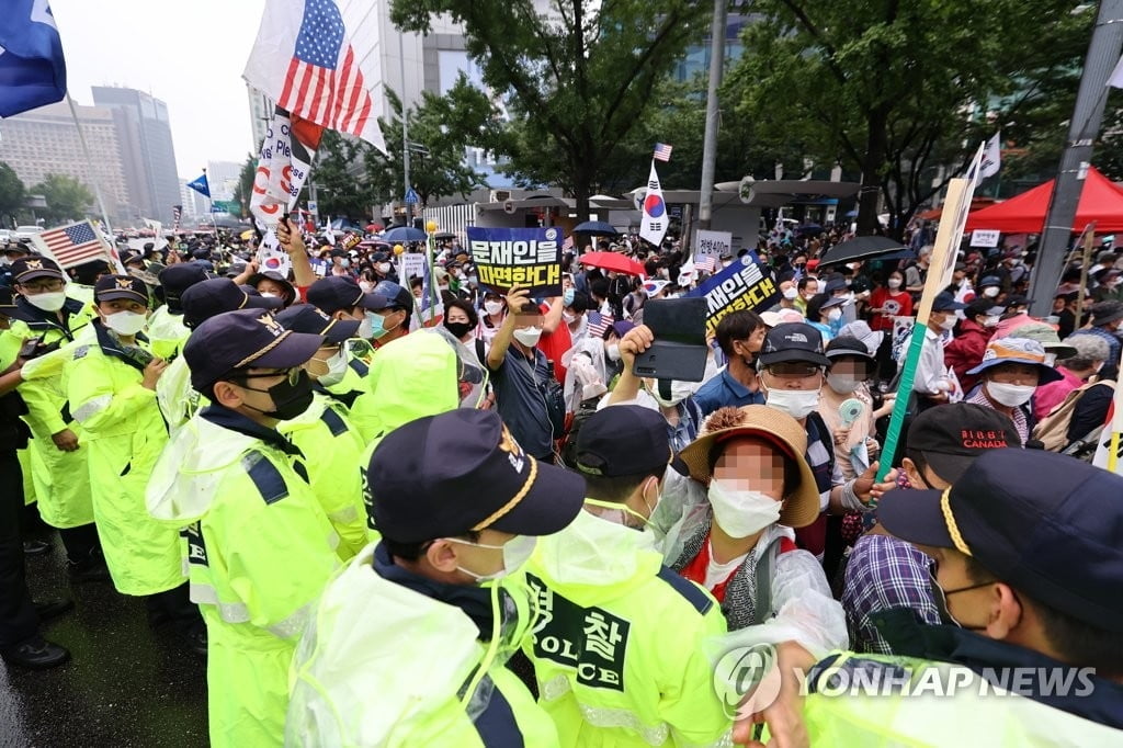 대규모 광복절집회 강행…폭력·해산불응 30명 체포