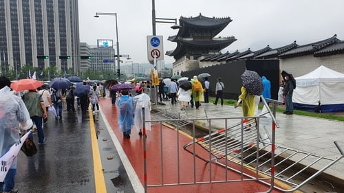 대규모 광복절집회 강행…폭력·해산불응 30명 체포