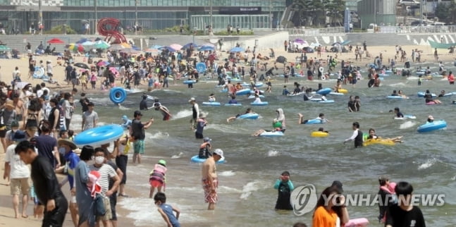 코로나 비상인데…전국 해수욕장·계곡에 수십만명 몰려