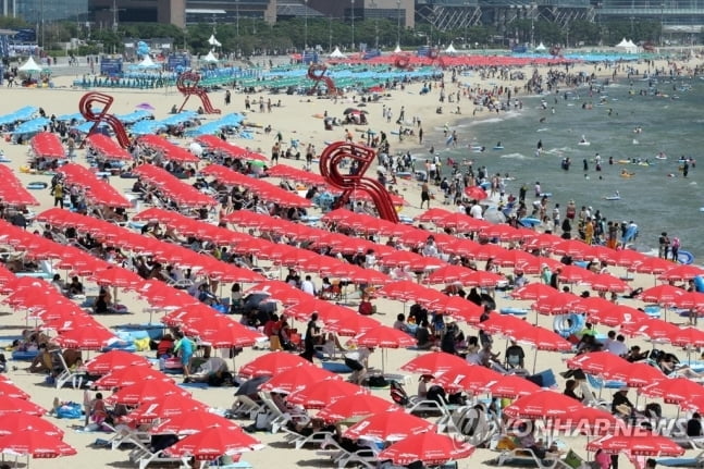 코로나 비상인데…전국 해수욕장·계곡에 수십만명 몰려