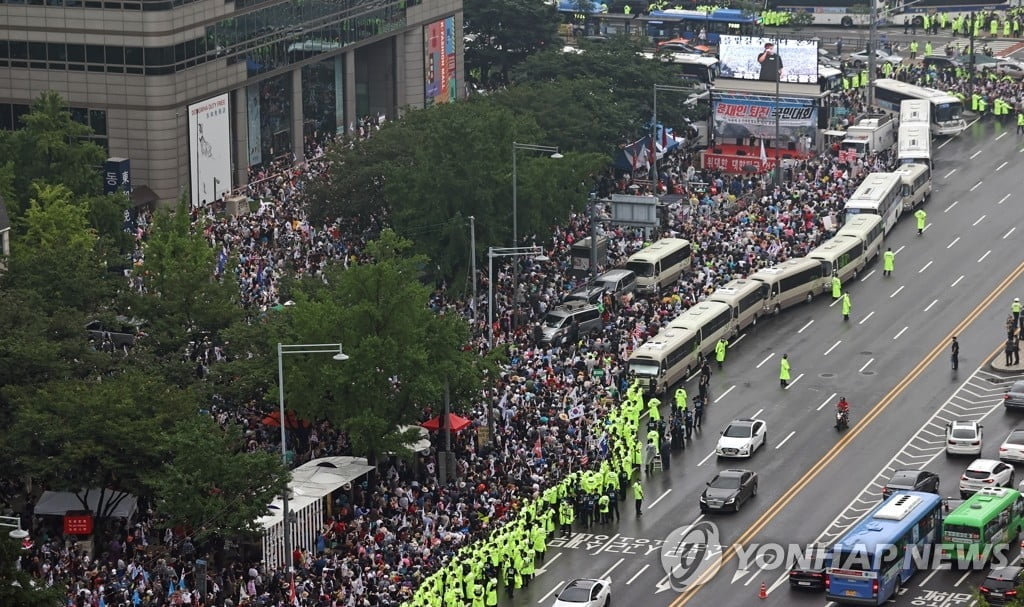 `광복절 집회` 전북서만 200여명 참석했다…"명단 제출 비협조에 시간 지체"