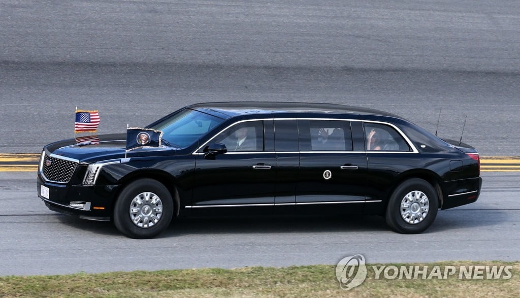 트럼프 "굿이어타이어 사지마…대통령 리무진 타이어 교체"