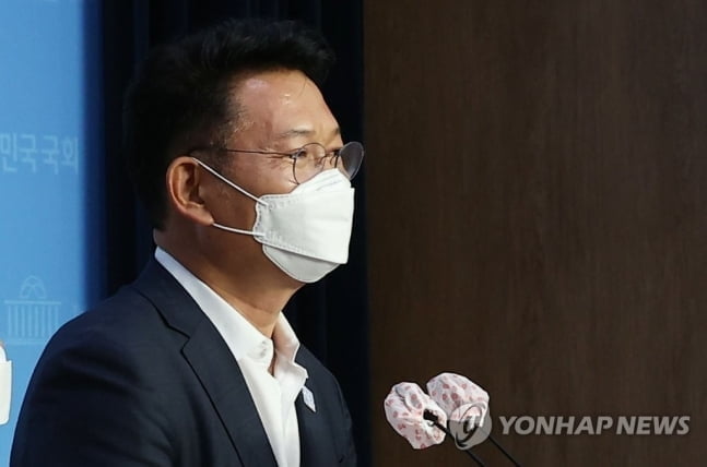 꼬리 내린 송영길, 남자끼리 엉덩이 툭 발언 사과