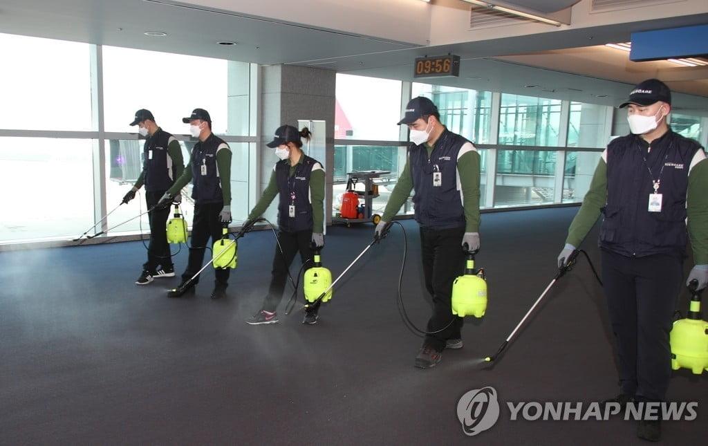 인천공항 물류센터 입주업체 직원 코로나 확진…"경로 조사 중"