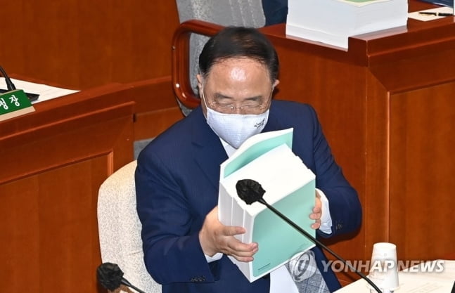 홍남기 "2차 재난지원금 추후 판단…준다면 100% 국채발행"