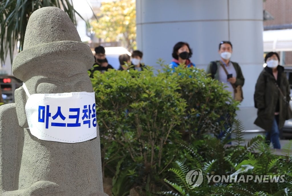 제주 공항·실내관광지서 마스크 안 쓰면 `고발` 조치