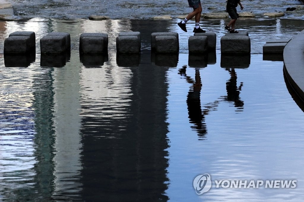 내일 낮 최고기온 35도…밤부터 제주 태풍 `바비` 영향권