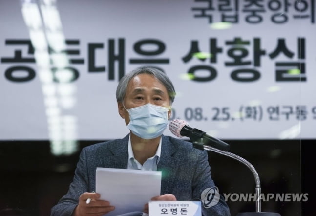 "코로나 백신 내년 봄 나온다…단, 팬데믹은 계속될 것"