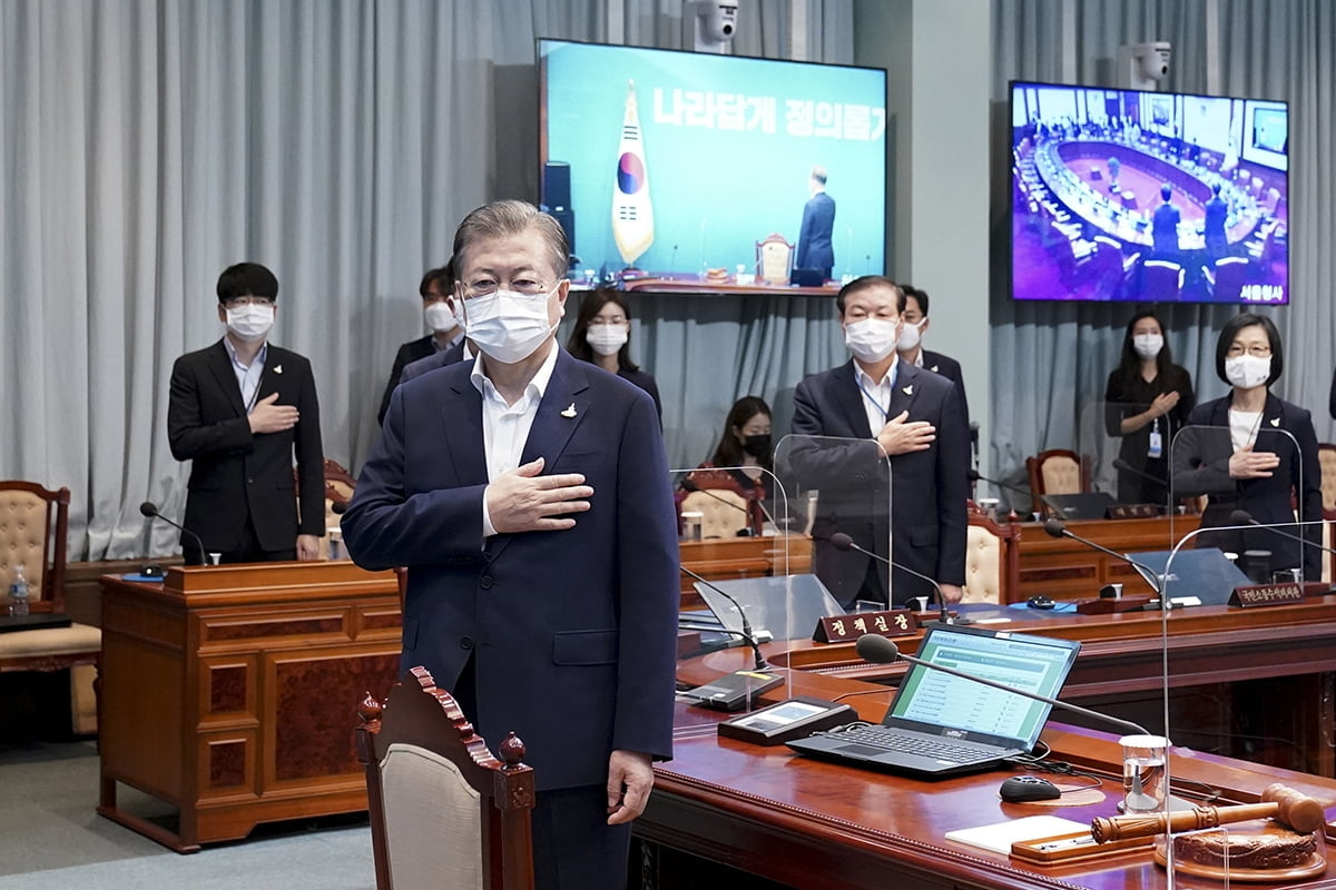 4차 추경 열어둔 文 "필요시 비상경제회의"