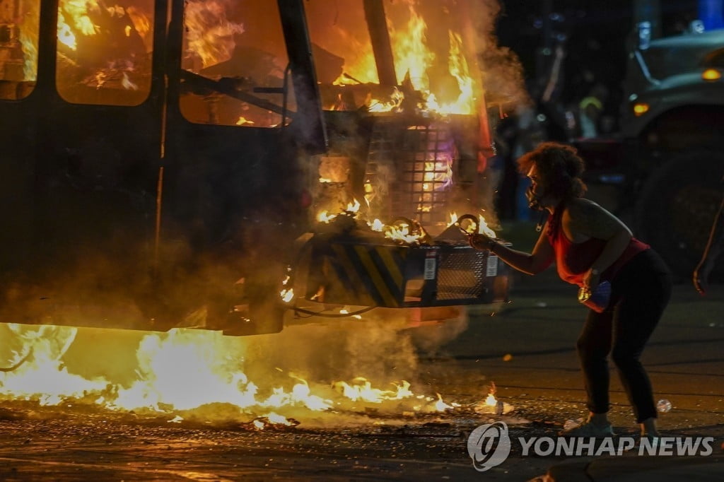 세아들 앞 흑인 피격 시위…美 위스콘신주 비상사태 선포