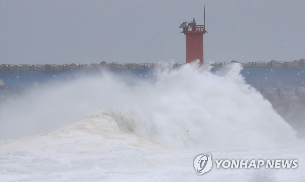 [속보] 태풍 바비 오후 4시 제주시 최근접…현재 초속 40m 초강풍