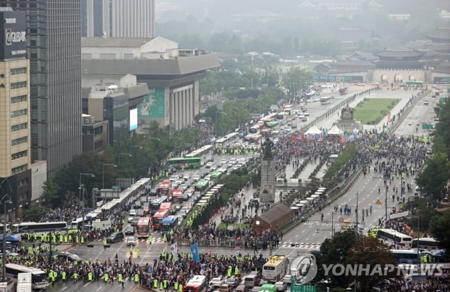 광화문 집회 참가 숨긴 일가족 5명 확진…광주시 "고발"