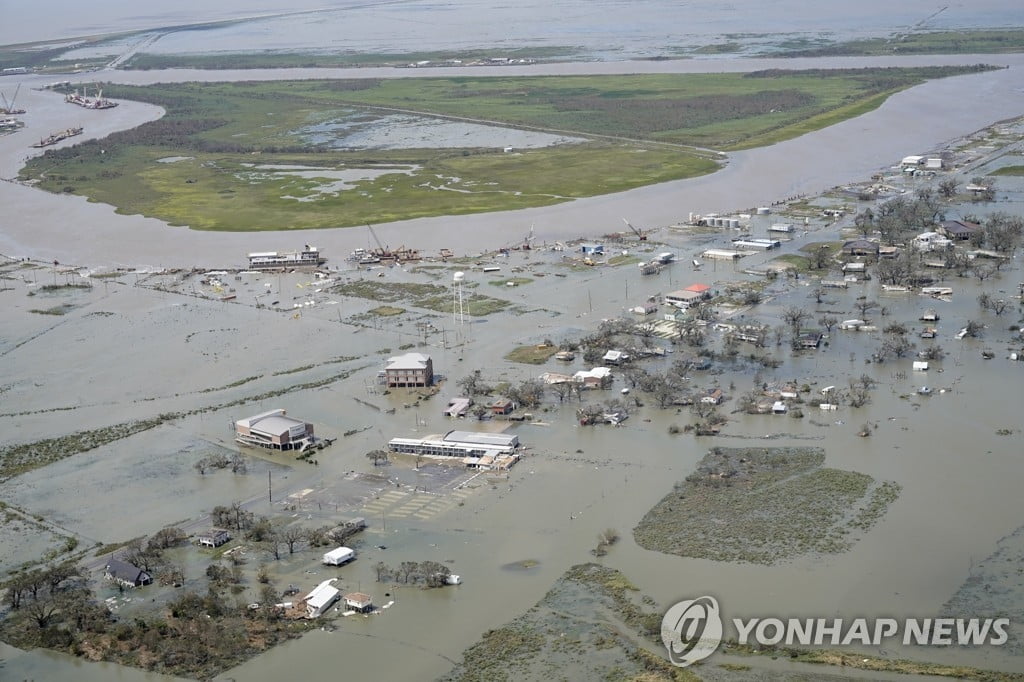 "토네이도 1천개 지나간 듯"…시속 241㎞ 허리케인에 쑥대밭