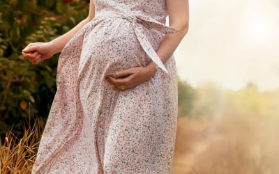 저출산 출구 전략…임신 중 육아휴직 허용 추진