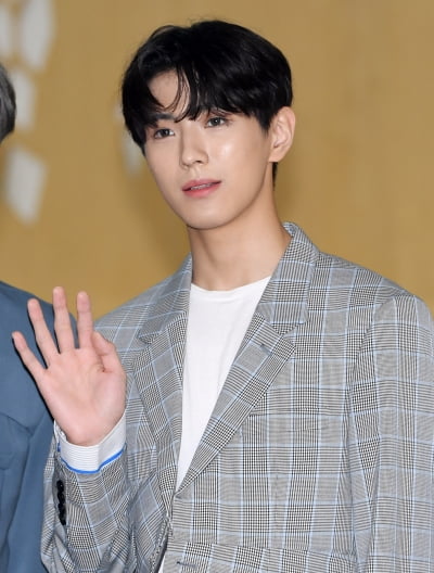 [TEN 포토] CIX 용희 '훈훈한 인사'