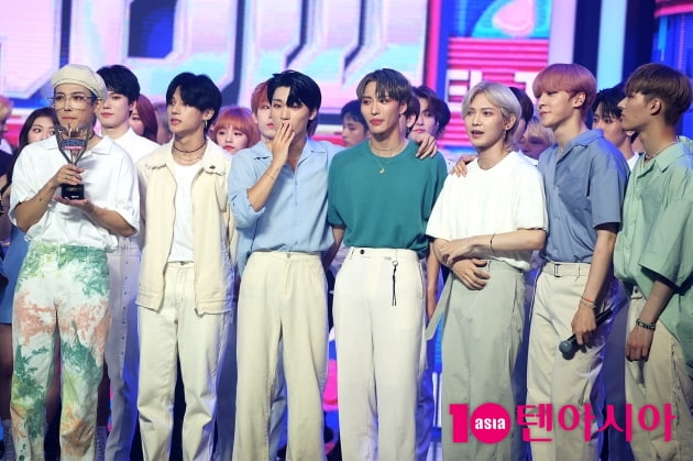 [TEN 포토] 에이티즈 '어제도 1위 오늘도 1위'