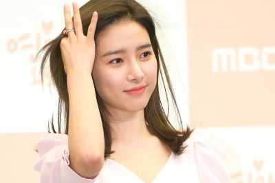 [TEN 포토] 김소은 '러블리한 머리 넘김'