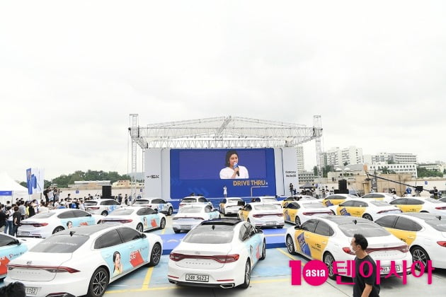 [TEN 포토] 송가인 '함성대신 경적소리 질러~'