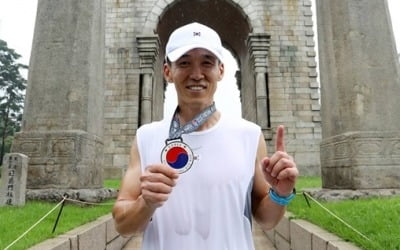 션, 광복절 기념 81.5km 마라톤 완주 "3억원 기부"