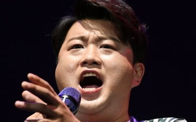 "김호중 응원해"…불법도박 등 논란에도 한결같은 '팬덤'