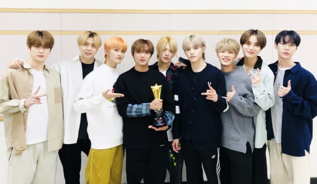 /사진=TTV 전체 1위 트로피를 차지한 NCT127