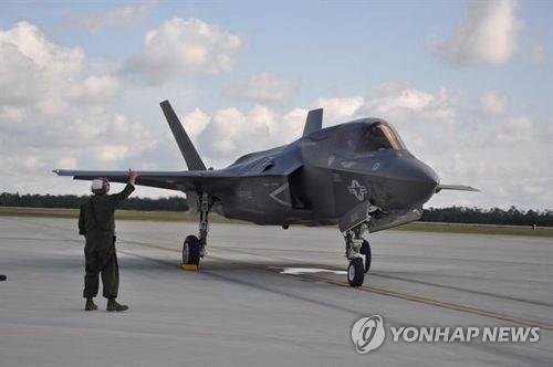 군, '수직이착륙' F-35B 도입 절차 착수…경항모에 탑재한다