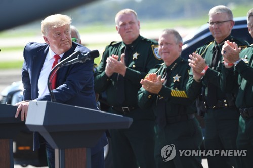 "트럼프·펜스 행사 수행 경호원 10여명 코로나 감염·업무배제"