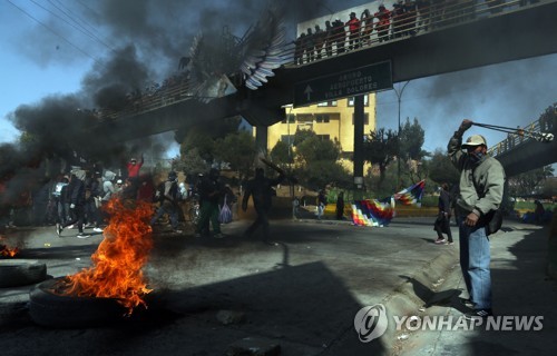 '대선 연기 반대' 도로봉쇄 시위에 꽉 막힌 볼리비아