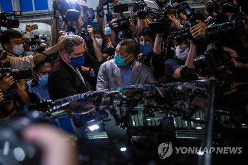 홍콩 반중언론 사주 지미 라이 석방…지지자에 '엄지척'(종합2보)