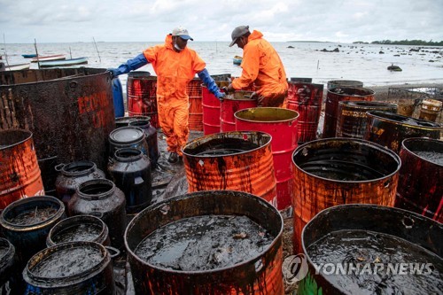 모리셔스 기름유출 일본선박 '두동강'…"완전한 비상사태"