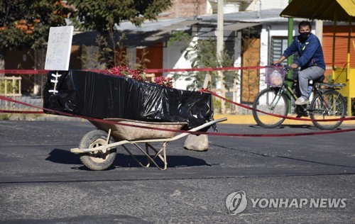 코로나19 시신 쌓이는 볼리비아, 이동식 화장시설도 등장