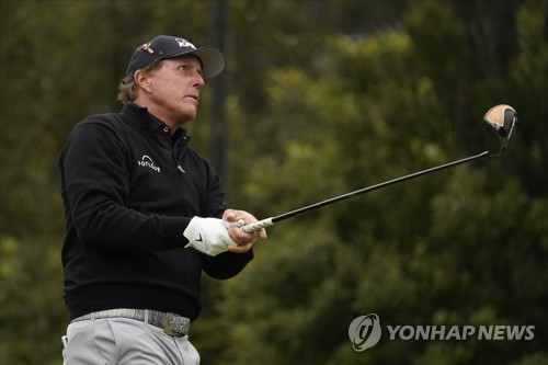 PGA 투어 44승 미컬슨, 시니어투어 데뷔전서 '선두'(종합)