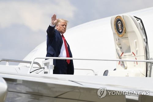 조카딸 책 막으려던 남동생 입원…트럼프 "힘든시간 보내고있어"