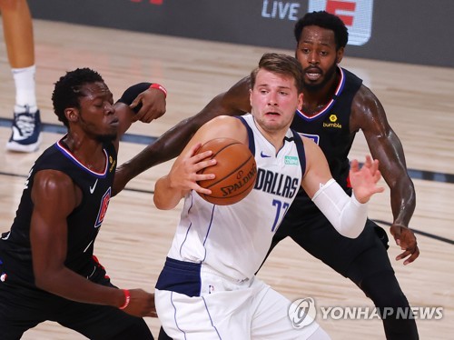 NBA 유타 미첼, PO 1차전서 57점 넣고도 "내 실수가 컸다" 자책(종합)