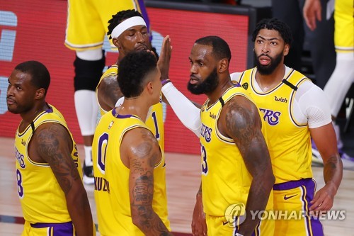 NBA PO '1위의 반격'…레이커스·밀워키, 나란히 첫 승