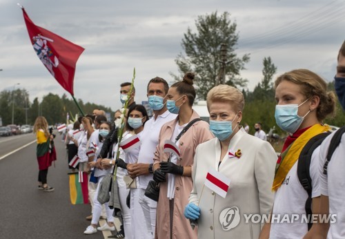 리투아니아에서 벨라루스까지…민주화 지지 32km 인간사슬