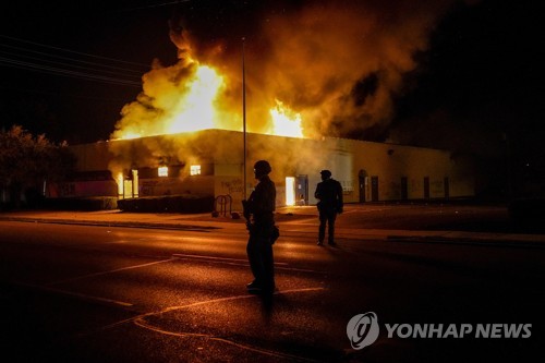 "'흑인 피격' 항의시위 총격살인범은 경찰 숭배한 10대"