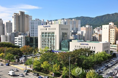 지자체가 아파트경비원 근무환경 조사했더니…직고용 불과 24%